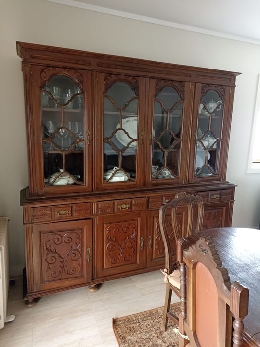 Mesa ,3 cadeiras e móvel