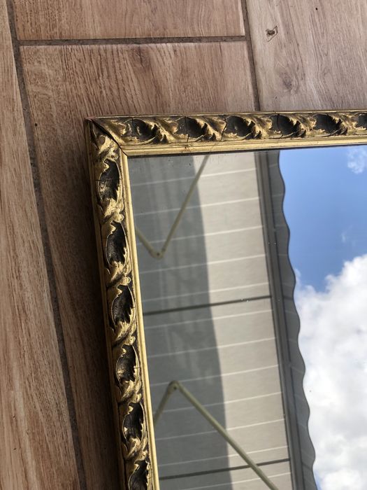 Lustro w zlotej ramie