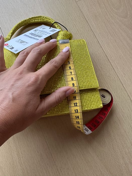 Mini mala de cor lima, cravejada em brilhantes da mesma cor