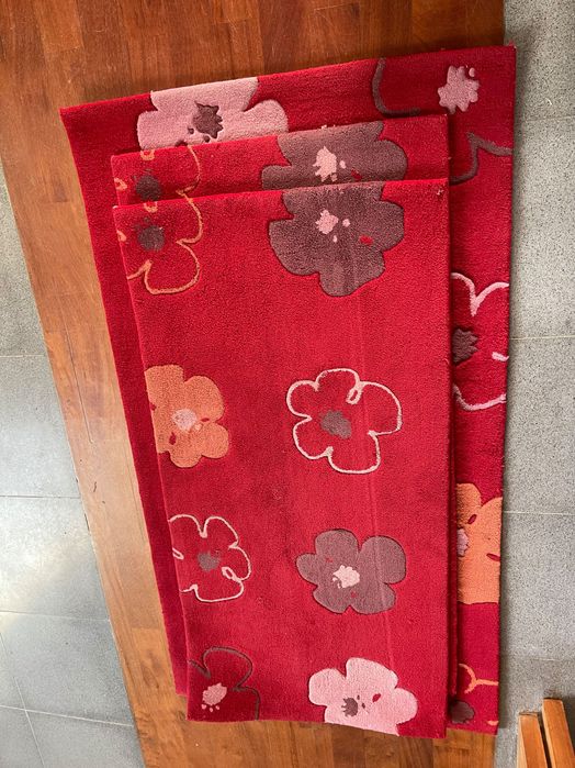 Tapetes de quarto em bom estado de marca famosa