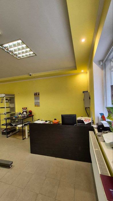 Продаж комерційного приміщення в першій лінії від центральної дороги.