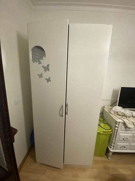 Armario com duas prateleiras e um cabideiro