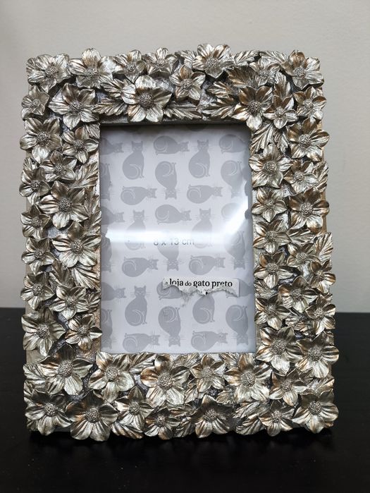 Moldura com flores em relevo