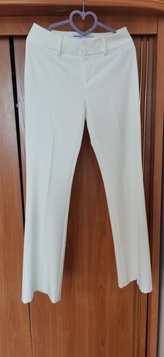 Нежно молочные брюки-клеш Bershka