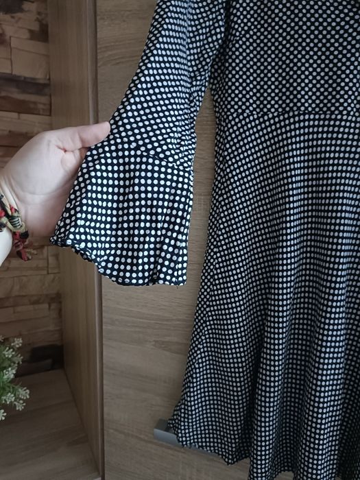 Urocza sukienka w kropki z długim rękawem