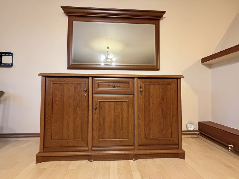 Elegancki zestaw mebli salonowych – 2 witryny, komoda, lustro (stan bardzo dobry)