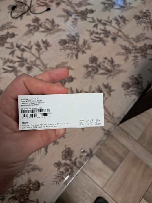 Продам оригінальні Apple AirPods 4  правий робочий а лівий ні