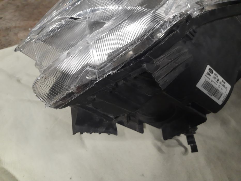 Ford kuga 16r Lampa Prawa Przod Uszkodzona
