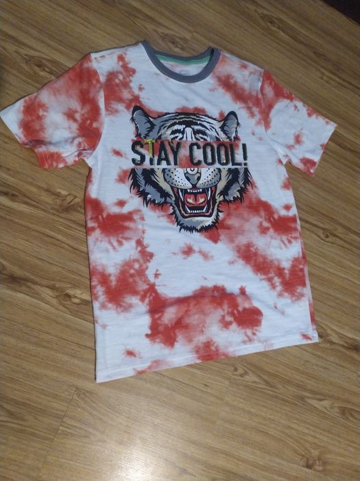 Футболка з яскравим принтом