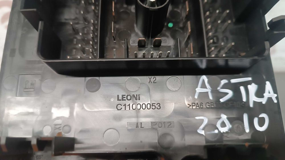 CAIXA DE FUSIVEIS / RELÉS OPEL ASTRA J 2009-2016 13313205 1110011AA