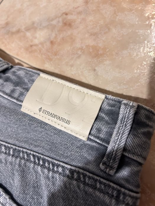 Calças de ganga cinzentas rasgadas da Stradivarius