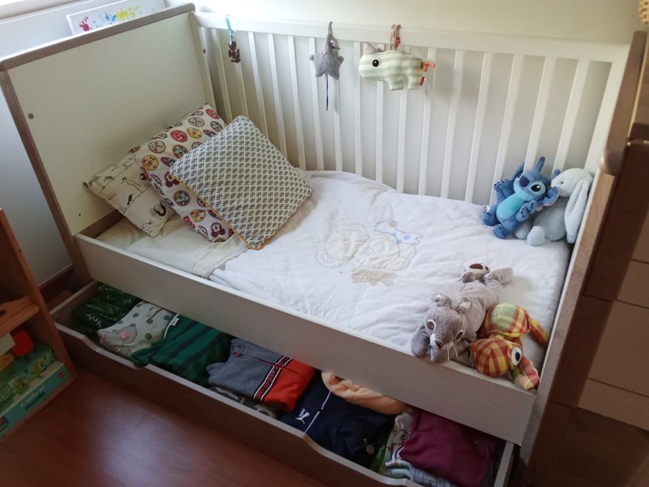 Roupeiro + cómoda com muda fraldas + cama criança