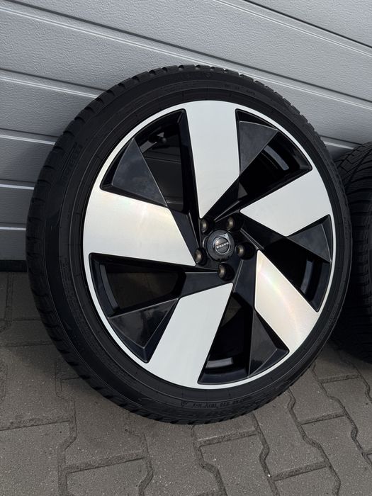 Koła zimowe 20” Volvo XC40 235/45/20-255/40/20 Pirelli 2022R