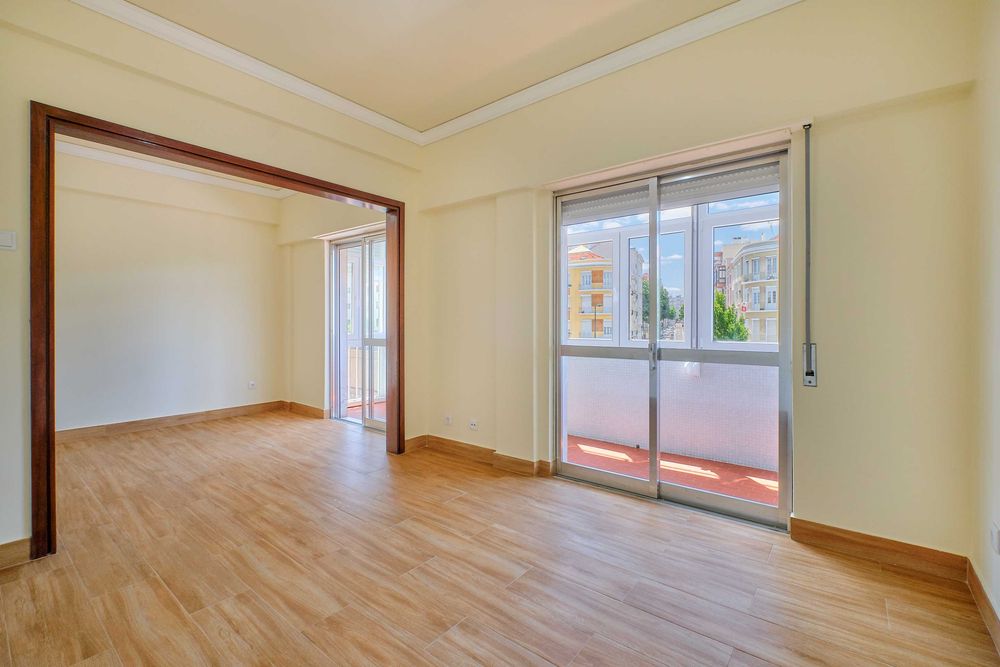 Apartamento T1 Remodelado e Mobilado com Terraço Junto Av. de Roma