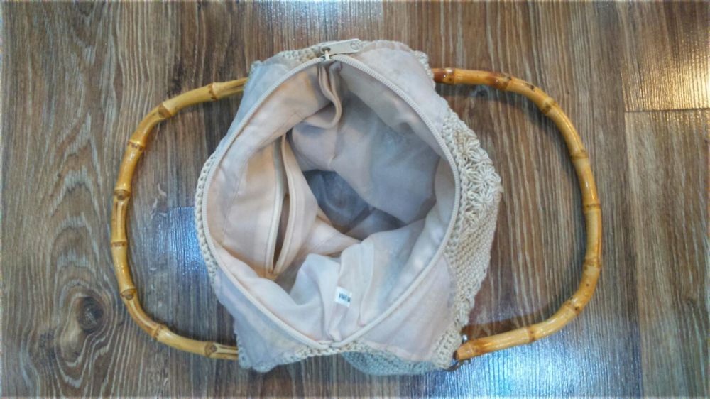 Bezowa torebka, rączki z bambusa.