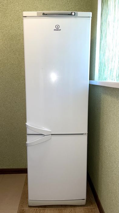 Холодильник Indesit