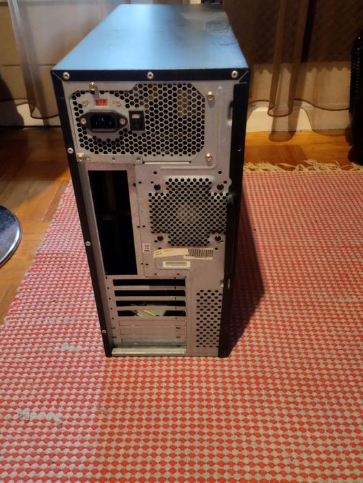 Caixa de PC em bom estado