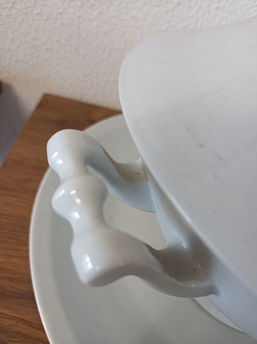 Terrina com prato em porcelana branca