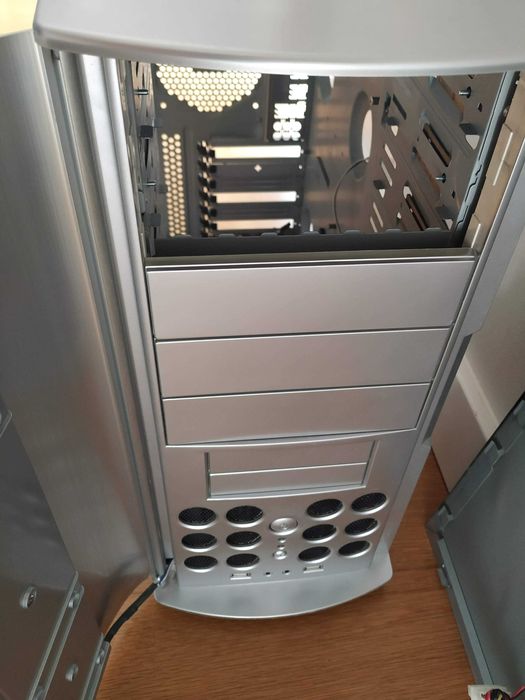 Motherboards, CPUs, RAM 16GB, GPU 8800 GT e muitos extras — vale +400€