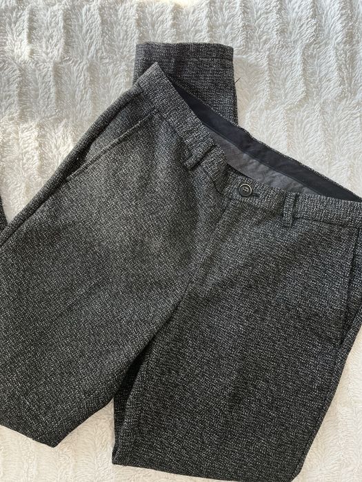 szare spodnie z kantem z materiału jeans
