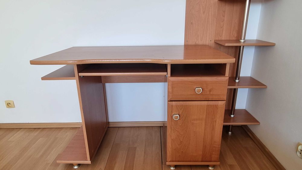 Używane biurko w kolorze drewna