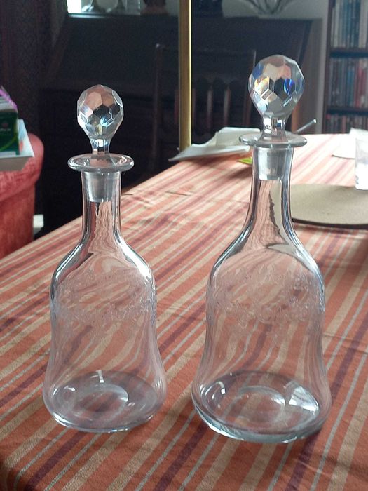 Jarros e taças de vidro de cristal