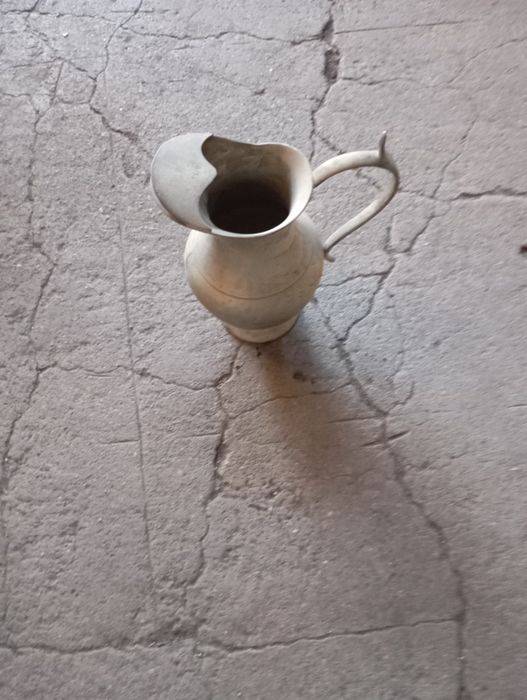 Vendo esta jara muita bonita em latão