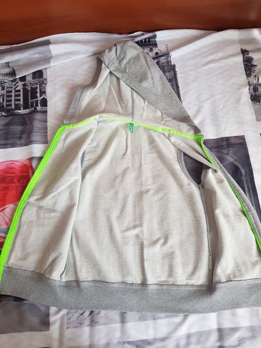 Продам футболку -поло ,безрукавку -жилетку Benetton.