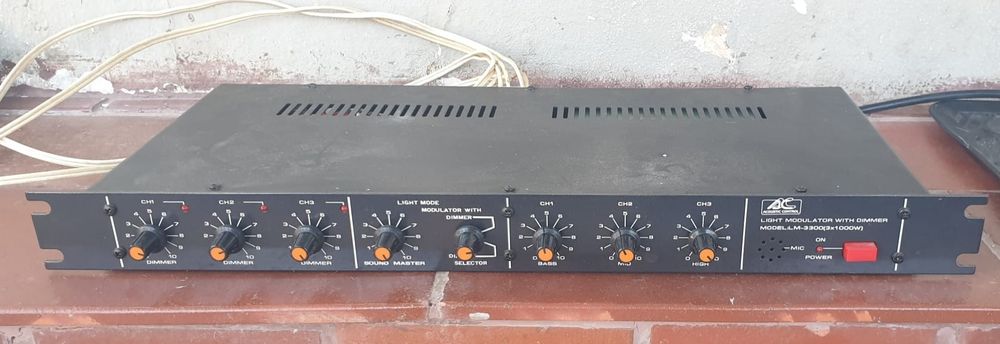 Vendo modulador de luz com dimmer, modelo LM-3300(3x1000) da marca AC