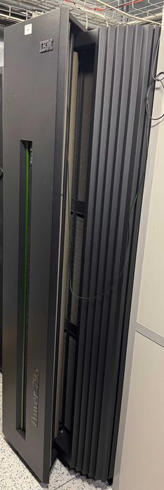 Величезний супер комп'ютер\сервер IBM POWER 795