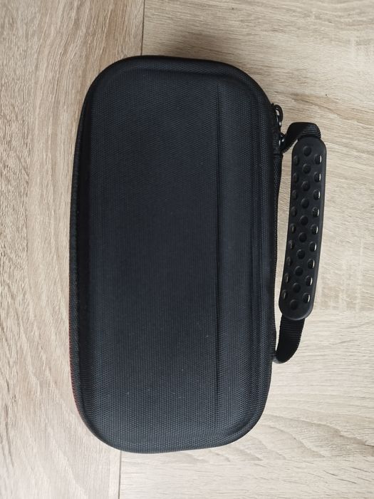 Usztywniany pokrowiec z długim paskiem