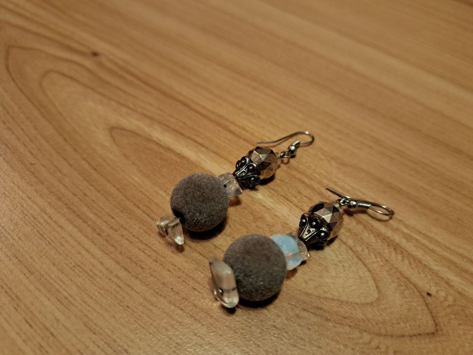 Szare kolczyki wiszące