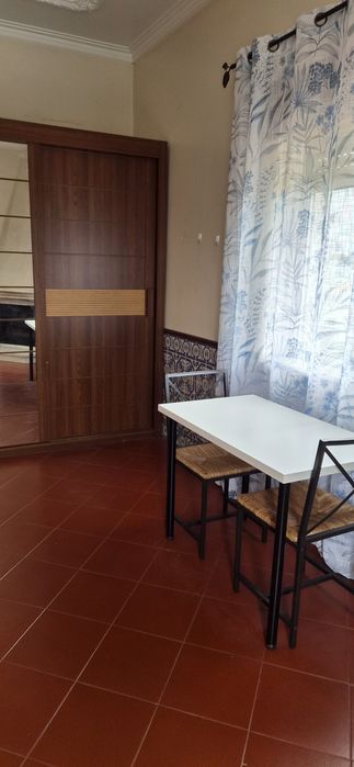 Aluga-se quarto para casal com varanda em Vale de Figueira