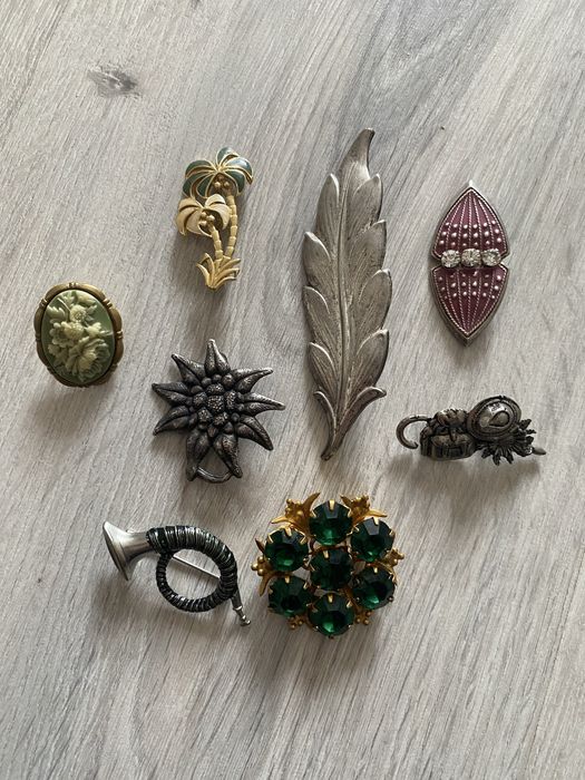 Броши страренькие . Цена за все !!!