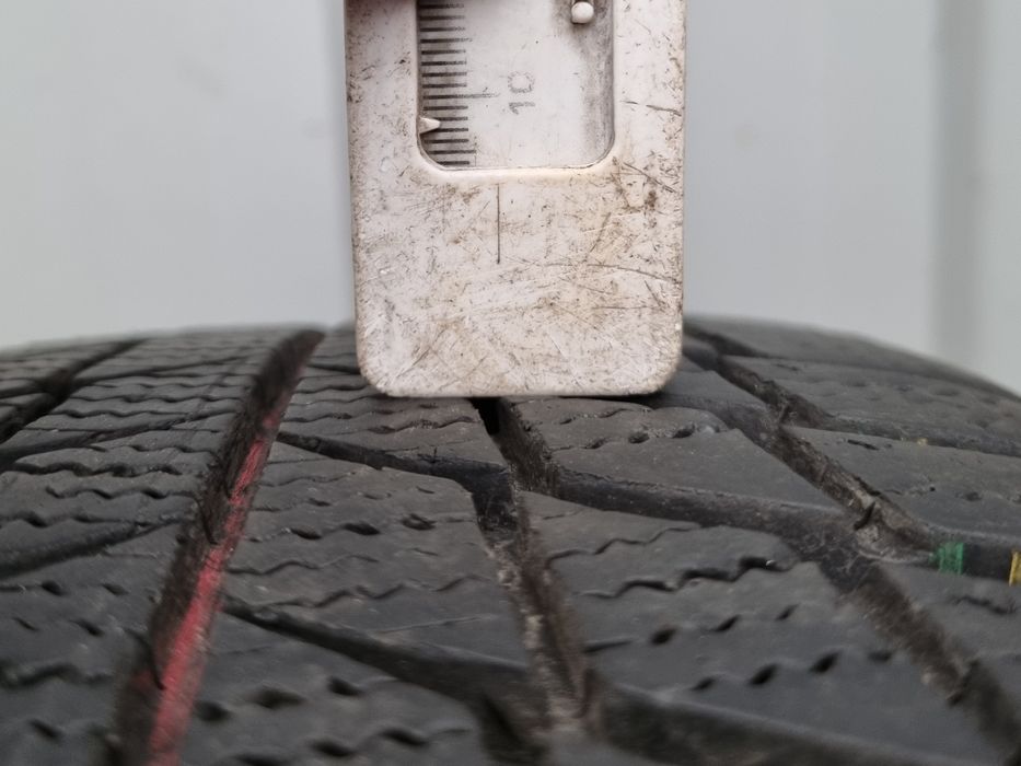 Opona używana 1szt. 205/60/16 Bridgestone Blizzak LM001  / 7,5mm