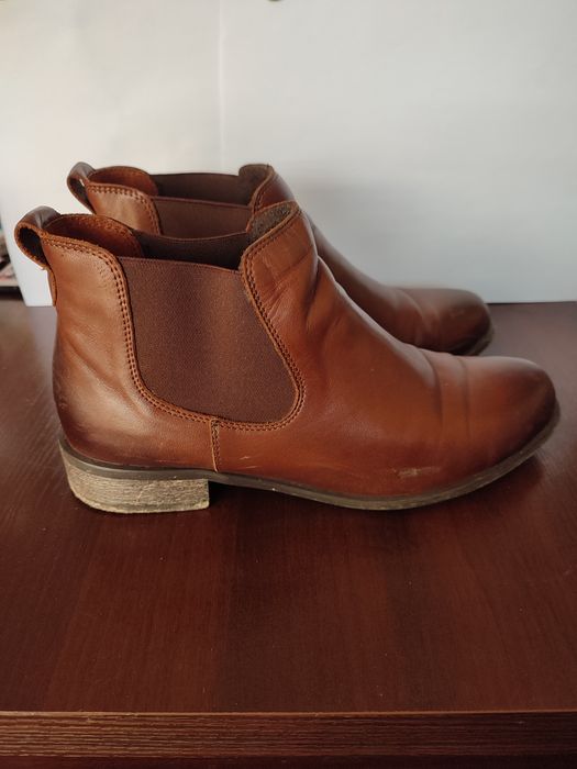 Botki damskie brązowe, z gumą po bokach, Monnari 
Rozmiar 38, długość