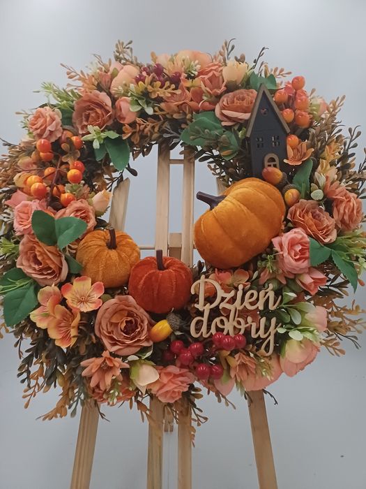 Duży jesienny wianek na drzwi