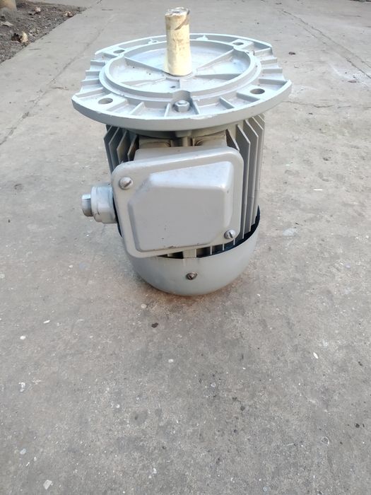 Электро моторы  фланцевые и лапковые