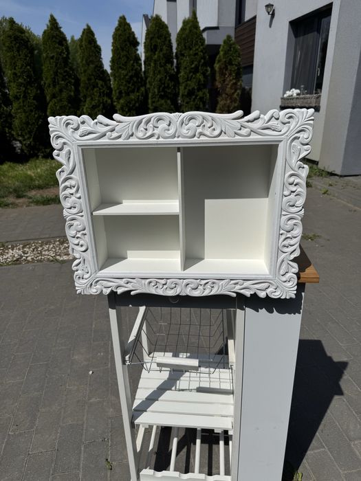 Romantyczna półka na perfumy