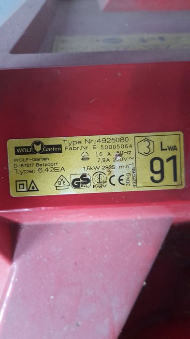 Kosiarka elektryczna z napędem.