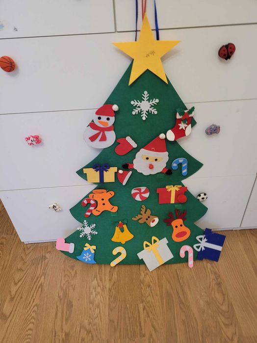 Choinka filcowa do zabawy.