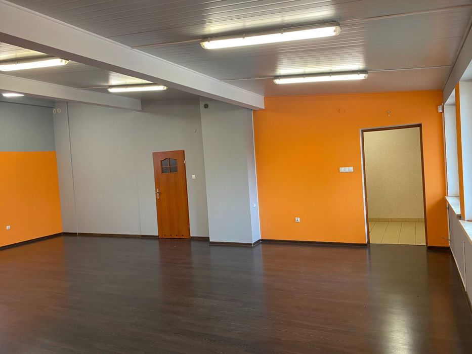 Budynek handlowo-usługowy w centrum Glinojecka przy trasie S60