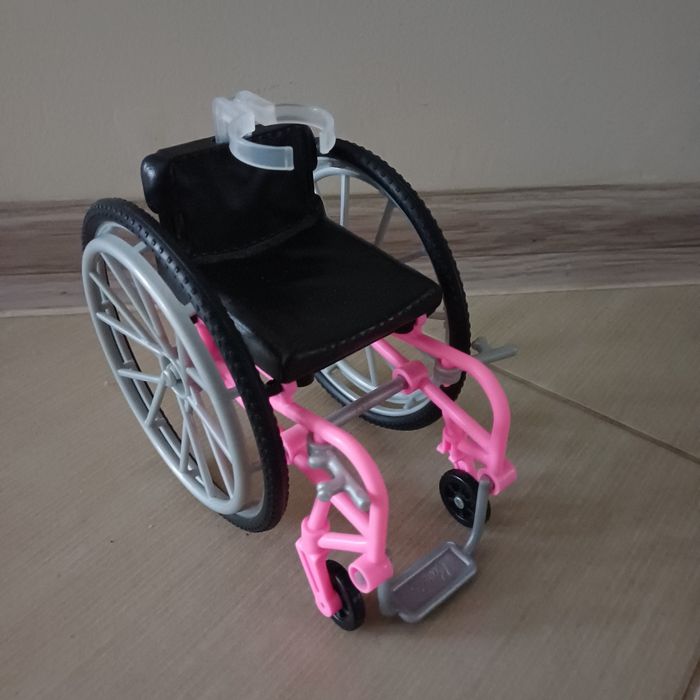 Lalka Barbie na wózku inwalidzkim