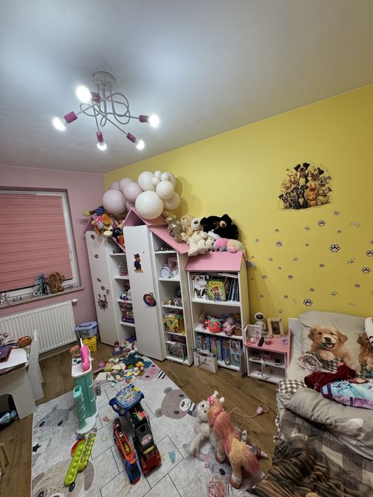 Meble dziecięce w kszałcie domku.