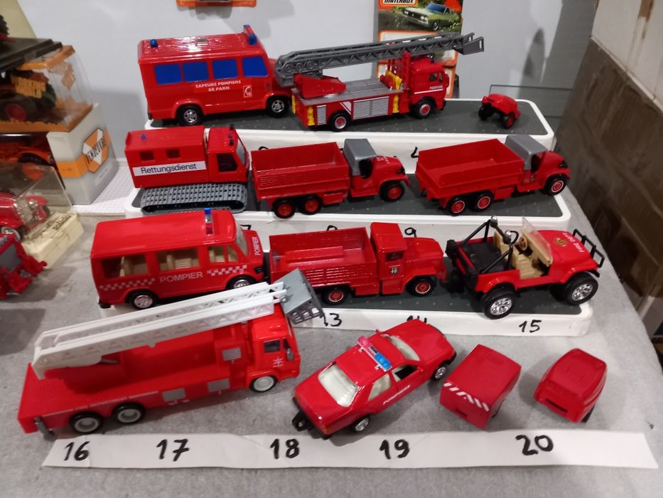 Miniaturas diversas de bombeiros