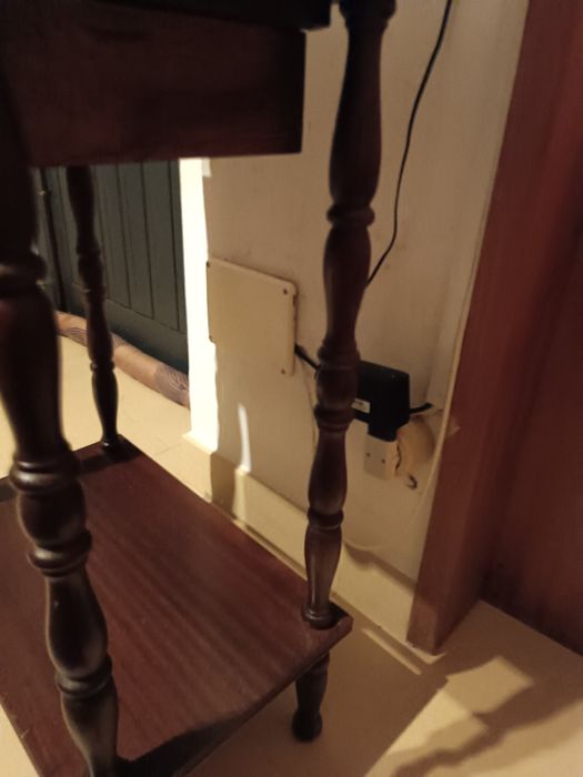 Móvel de apoio com gaveta