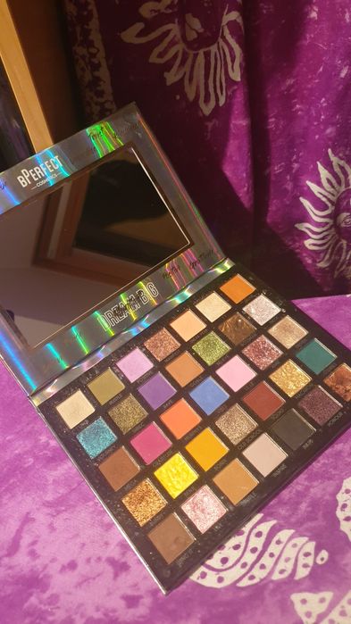 Duża piekna paletka cieni makijazowych z lusterkiem