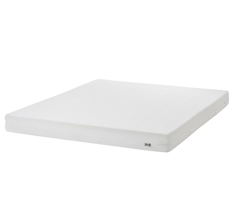 Cama Ikea com estrado de ripas e colchão 

Estrutura