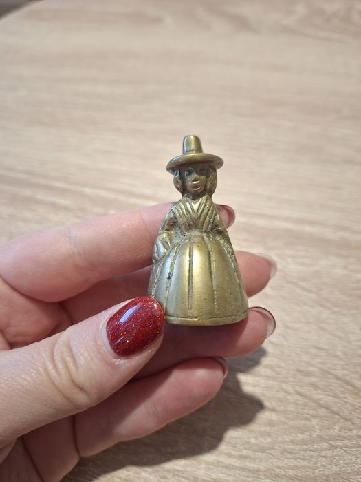 Dzwonek mosiężny kobieta w kapeluszu mała