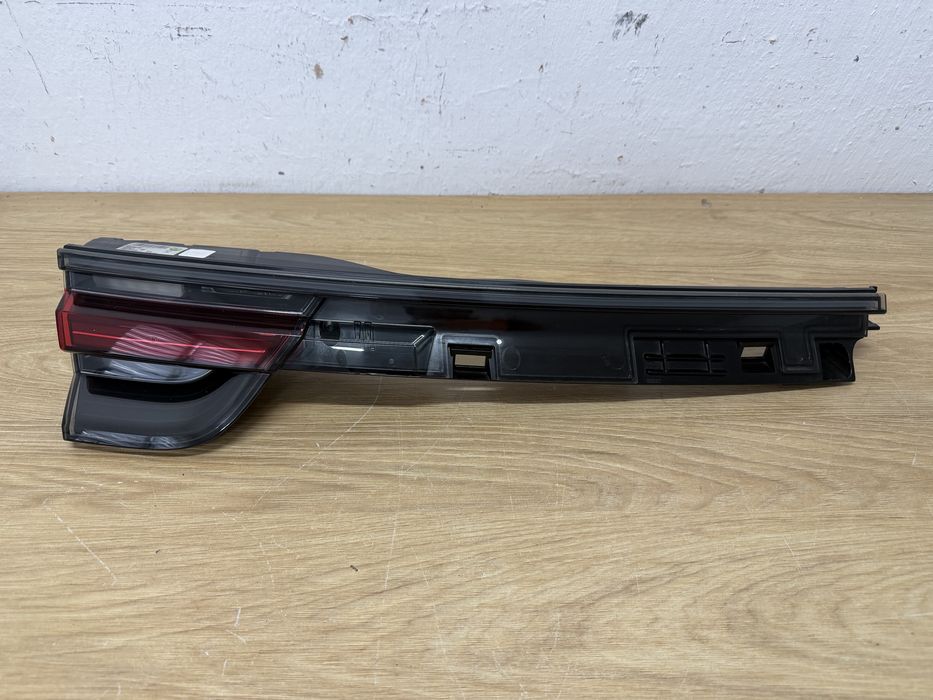 Lampa klapy lewy tyl Porsche Panamera 971 ciemna, Europa